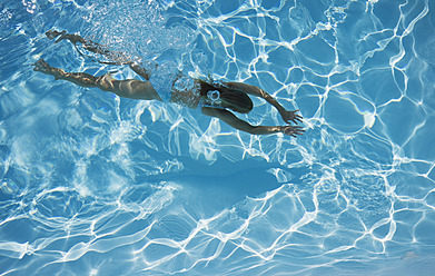 Italien, Reife Frau beim Tauchen im Schwimmbad - GWF002009