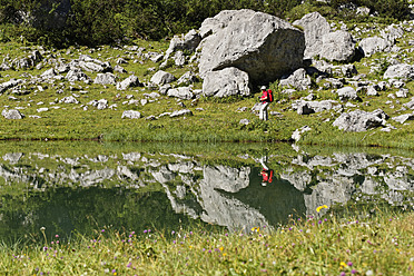 Austria, Upper Austria, Mature woman walking at Lake Brunnsteinersee - SIEF002958