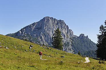 Österreich, Oberösterreich, Ältere Frau beim Wandern auf dem Stubwieswipfel - SIEF002957