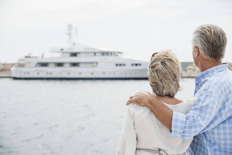 Spanien, Seniorenpaar am Hafen, lizenzfreies Stockfoto