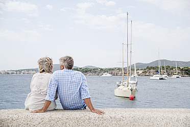 Spanien, Älteres Paar am Hafen sitzend - WESTF019047