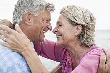 Spanien, Seniorpaar lächelnd, Nahaufnahme - WESTF019054