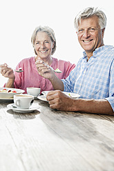 Spanien, älteres Paar beim Mittagessen, lächelnd - WESTF019062