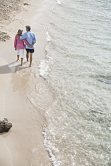 Spanien, Seniorenpaar geht am Strand spazieren - WESTF019068