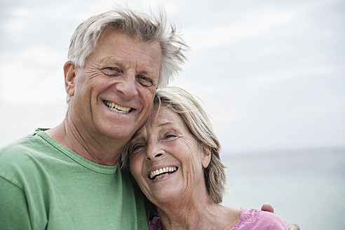 Spanien, Mallorca, Seniorenpaar am Strand, lächelnd - WESTF019083