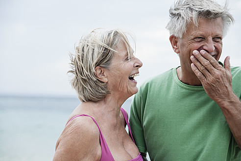 Spanien, Lächelndes älteres Paar am Strand - WESTF019091