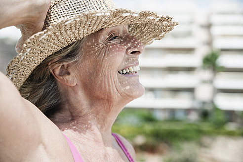 Spanien, ältere Frau mit Strohhut, lächelnd - WESTF019103
