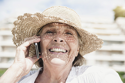 Spanien, Ältere Frau telefoniert mit Handy - WESTF019104