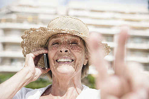 Spanien, Ältere Frau telefoniert mit Handy - WESTF019105