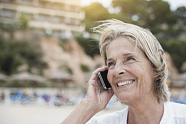 Spanien, Ältere Frau telefoniert mit Handy - WESTF019107