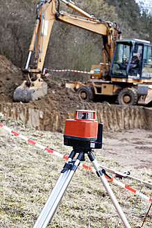 Europa, Deutschland, Rheinland Pfalz, Messung mit Laser vor Hausfundament - CSF015961