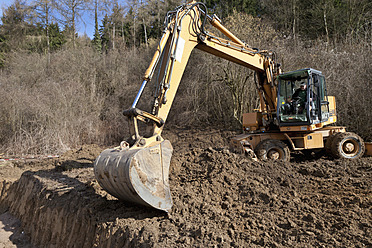Europa, Deutschland, Rheinland-Pfalz, Vorbereitung des Bodens für das Fundament eines Hauses - CSF015963