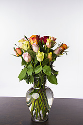 Blumenstrauß aus Rosen, Nahaufnahme - ABAF000357