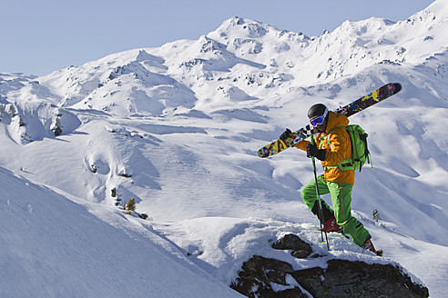 Österreich, Nordtirol, Älterer Mann beim Skifahren - FFF001315