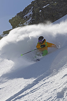 Österreich, Nordtirol, Älterer Mann beim Skifahren - FFF001316