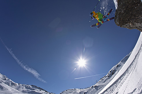 Österreich, Nordtirol, Älterer Mann Skispringen - FFF001317