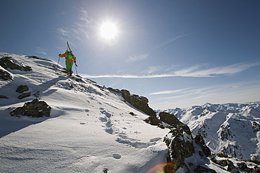 Österreich, Nordtirol, Älterer Mann beim Skifahren - FFF001318