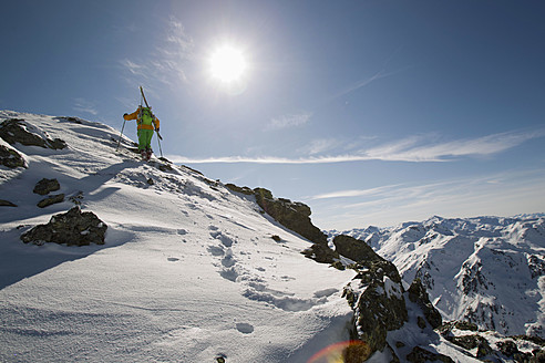 Austria, North Tirol, Mature man skiing - FFF001318