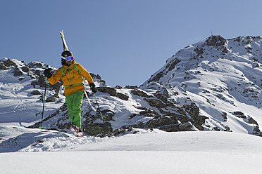 Österreich, Nordtirol, Älterer Mann beim Skifahren - FFF001319