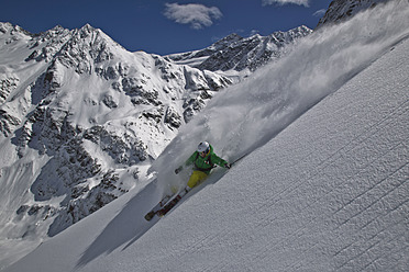 Österreich, Tirol, Mittlerer Erwachsener Mann beim Freeride-Skifahren - FFF001320