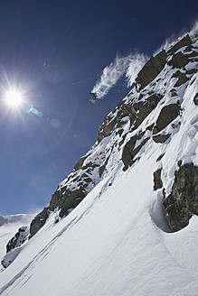 Österreich, Tirol, Junger Mann beim Freeride-Skifahren - FFF001321