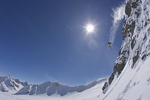 Österreich, Tirol, Junger Mann beim Freeride-Skifahren - FFF001322