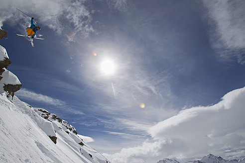 Österreich, Tirol, Junger Mann beim Freeride-Skifahren - FFF001323
