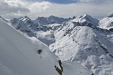 Austria, Tirol, Young man doing freeride skiing - FFF001324