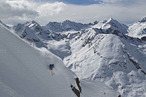 Österreich, Tirol, Junger Mann beim Freeride-Skifahren - FFF001324