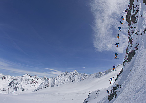 Österreich, Tirol, Mehrfachbelichtung Skifahrer - FFF001325