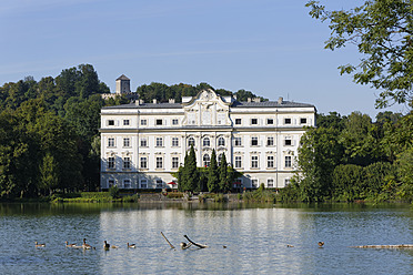 Österreich, Salzburg, Blick auf Schloss Leopoldskron am Leopoldskroner Teich - SIE002982