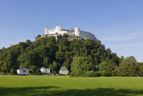 Österreich, Salzburg, Blick auf die Burg Hohensalzburg, lizenzfreies Stockfoto