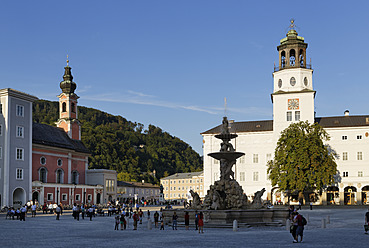 Österreich, Salzburg, Blick auf Michaelskirche, Residenzbrunnen und Salzburger Glockenspiel - SIEF002986