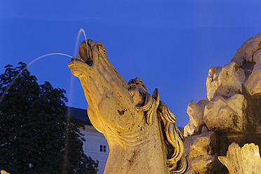 Österreich, Salzburg, Statue eines Pferdekopfes am Residenzbrunnen - SIEF002993