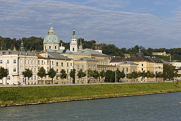 Österreich, Salzburg, Blick auf Salzach, Universität und Dom - SIEF003000