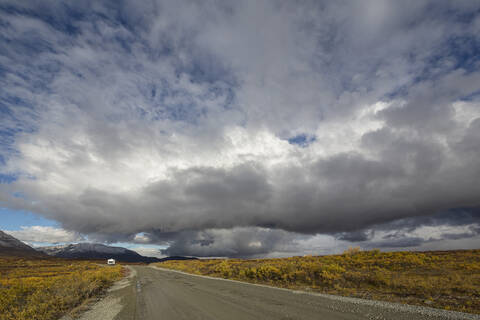 USA, Alaska, Blick auf den Denali Highway im Herbst, lizenzfreies Stockfoto