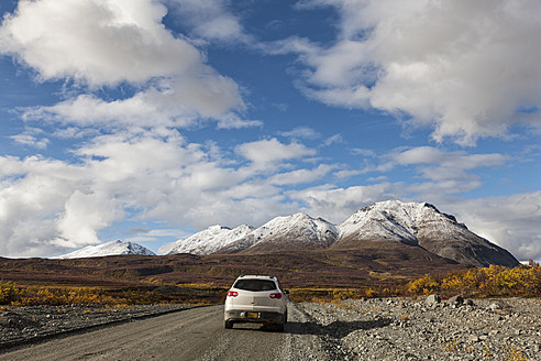 USA, Alaska, Auto auf dem Denali Highway im Herbst - FOF004397