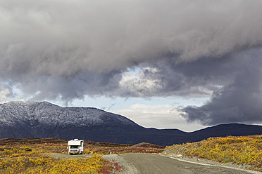 USA, Alaska, Blick auf den Denali Highway im Herbst mit Wohnmobil - FOF004402