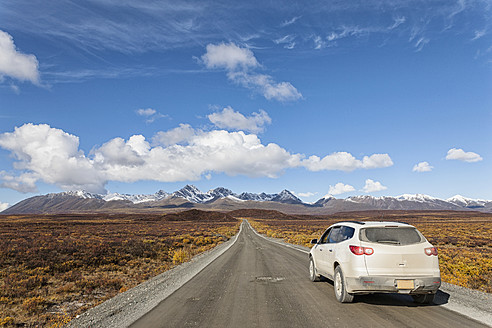 USA, Alaska, Auto auf dem Denali Highway im Herbst - FOF004404