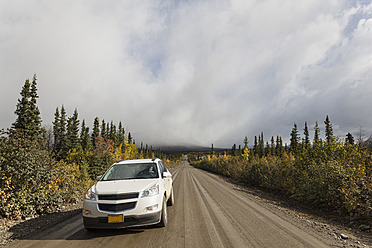 USA, Alaska, Auto auf dem Denali Highway im Herbst - FOF004393
