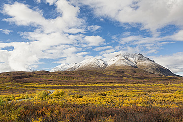USA, Alaska, Landschaft entlang des Denali Highway im Herbst mit Alaska Range - FOF004410