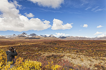 USA, Alaska, Tourist beim Fotografieren der Alaska Range im Herbst - FOF004431