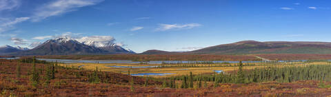 USA, Blick auf eine Herbstlandschaft mit Susitna River und Alaska Range im Hintergrund, lizenzfreies Stockfoto