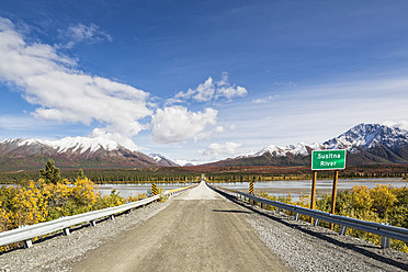 USA, Alaska, Denali Highway über den Susitna River - FOF004462