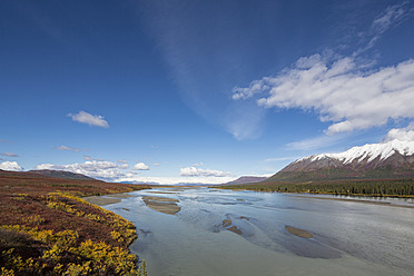 USA, Alaska, Blick auf den Susitna River und die Landschaft im Herbst - FOF004463