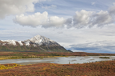 USA, Alaska, Blick auf den Susitna River und die Landschaft im Herbst - FOF004466