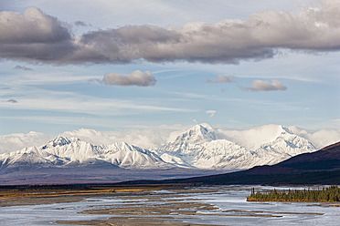 USA, Alaska, Blick auf den Susitna River und die Landschaft im Herbst - FOF004475