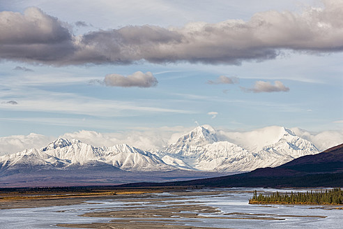 USA, Alaska, Blick auf den Susitna River und die Landschaft im Herbst - FOF004475