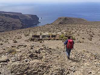 Spanien, La Gomera, Frau beim Spaziergang auf Las Pilas im Valle Gran Rey - SIEF003002