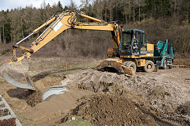 Europa, Deutschland, Rheinland Pfalz, Installation einer Regenwasserzisterne - CSF015965